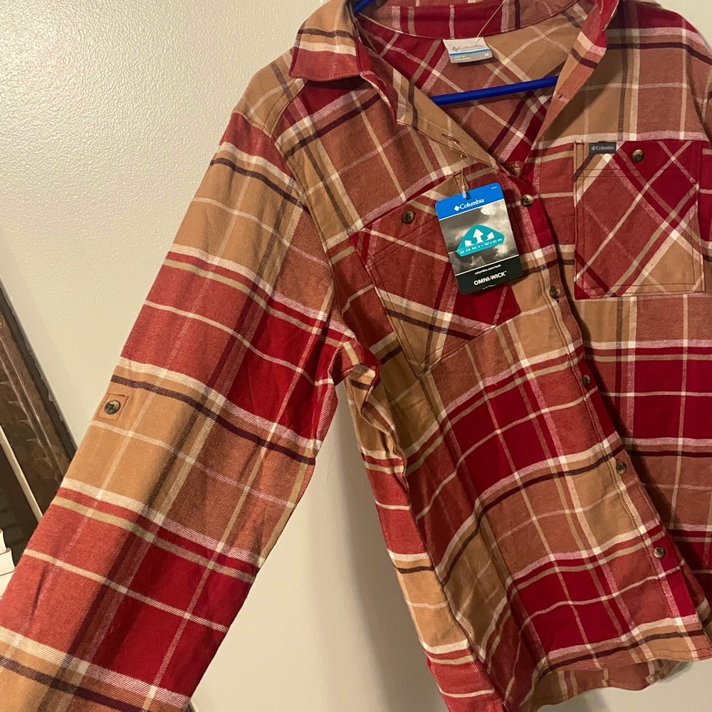 Brand New Carhartt Flannel! Light and perfect perfect to wear for cooler weather